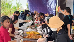 Bếp cơm dã chiến nấu hàng nghìn suất cơm nóng trao cho bà con ở tâm lũ Hòa Thịnh