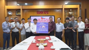 Trường ĐH Công nghiệp TP.HCM góp hơn 4 tỉ đồng hỗ trợ đồng bào vùng lũ