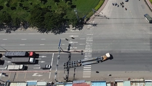 Tài xế lúng túng, chuyển làn gây ùn ứ tại các nút giao trên quốc lộ 51