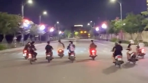 Vi phạm giao thông còn đăng clip lên mạng, nhóm quái xế bị công an triệu tập