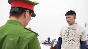 Bắt khẩn cấp người cha ôm hai con nhảy cầu khiến một bé tử vong