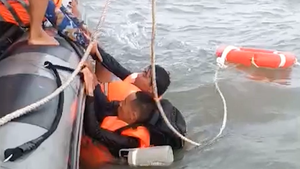 Cứu 2 ngư dân bị chìm tàu trôi dạt nhiều giờ trên biển ở Vĩnh Long