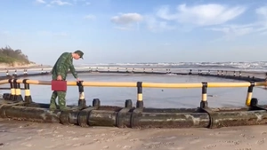 Cận cảnh bè nuôi thủy sản chưa rõ nguồn gốc trôi dạt vào bờ biển sau bão