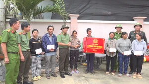 Góc nhìn trưa nay: Tình người làm ấm lại những mái nhà sau lũ