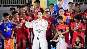 Nguyễn Phi Hùng và Ali Hoàng Dương khuấy động bầu không khí trận chung kết bằng loạt ca khúc sôi động