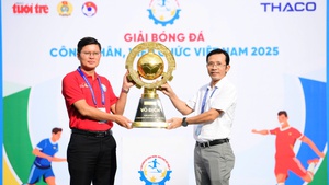 Nhìn lại khoảnh khắc rước cúp ấn tượng trước trận chung kết Giải bóng đá công nhân, viên chức Việt Nam 2025
