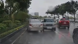 Nữ tài xế bị phạt 19 triệu vì lái ô tô ngược chiều giữa dòng xe đông