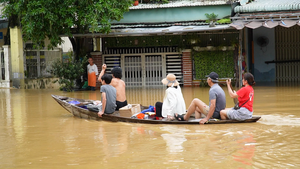 Video người dân Đà Nẵng kể lại lúc nước lụt bất ngờ tràn vào nhà, ngập sâu hơn 1m