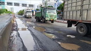 Cận cảnh tuyến đường huyết mạch ở Đà Nẵng chi chít ổ voi, ổ gà