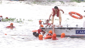 Ứng cứu đội thi gặp sự cố tại giải đua ghe Ngo ở Cần Thơ