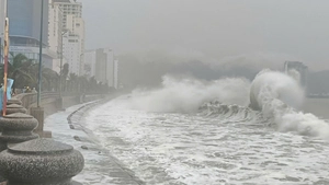 Trụ điện bị quật ngã, mưa dông, sóng lớn xô bờ dù bão số 13 chưa đổ bộ đất liền