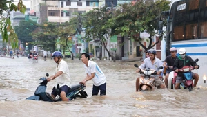 Video triều cường nhấn chìm nhiều tuyến đường TP.HCM, nhiều người lội nước đẩy xe về nhà