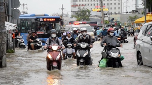 Nhiều tuyền đường lớn ở Bình Chánh, TP.HCM ‘chìm’ trong triều cường giờ tan tầm