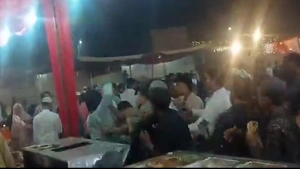 Hỗn loạn tại đám cưới vì nhà trai và nhà gái tranh giành gà rán như đi... giật cô hồn