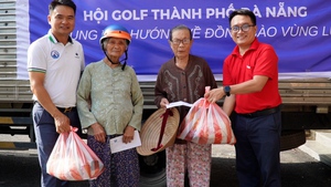 Video Báo Tuổi Trẻ cùng Hội Golf TP Đà Nẵng tặng 200 phần quà cứu trợ cho bà con vùng lũ