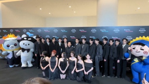 TikTok Awards Thailand 2025 gây tranh cãi vì các nghệ sĩ nữ phải quỳ trước CEO và nghệ sĩ nam