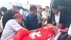 Đưa một người sống sót thần kỳ trên biển Lý Sơn vào đất liền điều trị