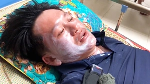 Ba người sống sót thần kỳ trên biển: Bắt cua, cá ăn sống, uống nước mưa cầm hơi