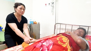 Niềm vui của những người vợ có chồng được 'tái sinh' sau hai ngày trôi dạt trên biển Lý Sơn