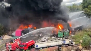 Cháy kho bãi nhựa đường ở Đà Nẵng, khói đen cuồn cuộn bao phủ