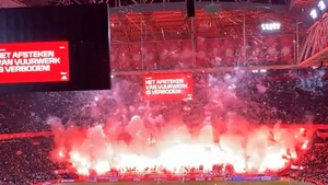 Trận đấu tại giải vô địch Hà Lan phải hủy bỏ vì màn pháo sáng rực trời