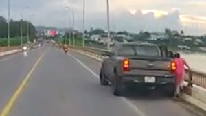 Lập biên bản nữ tài xế dừng xe bán tải trên cầu gây cản trở giao thông