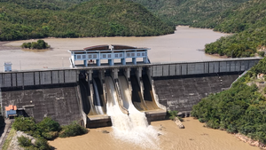 Flycam toàn cảnh 2 hồ thủy lợi ở Bình Thuận cũ xả lũ kỷ lục hồi đầu tháng 12