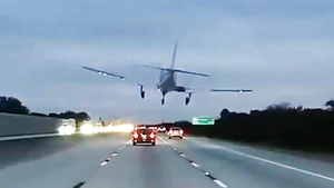 Video máy bay hạ cánh khẩn cấp trúng ô tô đang chạy trên cao tốc ở Mỹ