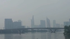Chuyên gia lý giải nguyên nhân bầu trời TP.HCM mù mịt, tầm nhìn hạn chế