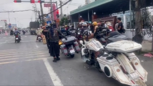 Đoàn mô tô phân khối lớn vi phạm nhiều lỗi trên quốc lộ 1 qua Đồng Tháp