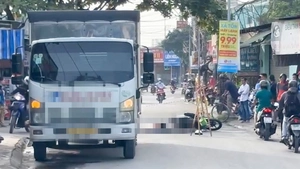 Nghi tránh xe ba gác đậu ngược chiều, người phụ nữ bị xe tải cán tử vong
