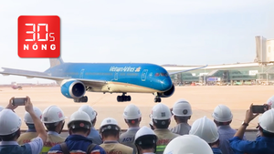 Bản tin 30s nóng: Khoảnh khắc máy bay Boeing 787 lần đầu đáp xuống sân bay Long Thành
