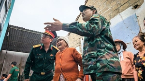 Bàn giao căn nhà đầu tiên trong 'Chiến dịch Quang Trung' cho người dân vùng lũ