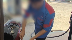 Rút lại xăng, không nhận chuyển khoản của khách hàng, nhân viên bán xăng bị đuổi việc