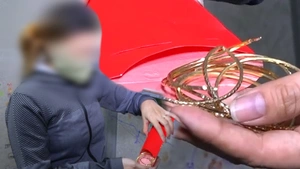 Định bán vòng vàng bù vào số tiền làm mất, người phụ nữ dựng chuyện bị cướp