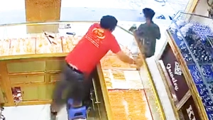 Video người dân vây bắt thanh niên cướp dây chuyền vàng 3,3 chỉ ở Tây Ninh