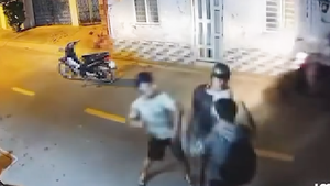 Clip nam sinh bị hai người đi xe máy đánh tới tấp ở TP.HCM, công an vào cuộc xác minh
