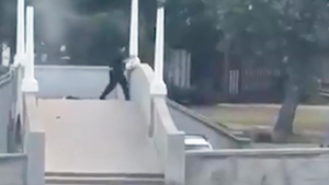 Video bé gái 14 tuổi lấy thân che chắn 2 đứa trẻ trong vụ xả súng làm nhiều người chết ở Úc