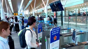 Nhiều khách loay hoay với sinh trắc học khi làm thủ tục tại sân bay Tân Sơn Nhất
