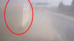 Ô tô tông xe vệ sinh môi trường trên cao tốc, cảnh báo tai nạn khi bụi bay mù mịt