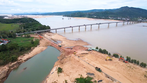 Bờ sông Ba bị lũ khoét thủng tạo ra dòng chảy rộng 100m, dài 1,5km