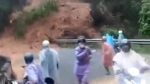Sạt lở trên đèo Sông Pha nối Khánh Hòa và Lâm Đồng, nhiều người thoát nạn