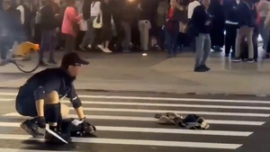 Camera ghi hình người đàn ông ném bom khói, đâm dao làm nhiều người thương vong ở Đài Loan