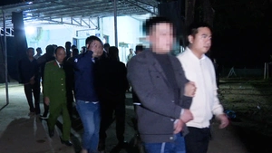 Tạm giữ 15 người đánh bạc tại ngôi nhà được cảnh giới nghiêm ngặt