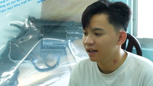 Thanh niên mua súng qua Facebook rồi bỏ vào cốp xe chạy ngoài đường thì bị phát hiện