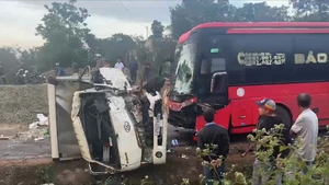 Xe khách tông trực diện xe tải làm 2 vợ chồng tài xế kẹt cứng trong cabin