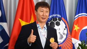 HLV Kim Sang Sik được tặng huy chương làm từ 33 chỉ vàng trị giá hơn 500 triệu đồng