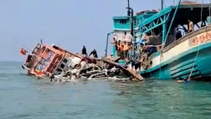 Cứu 13 ngư dân trong vụ chìm tàu cá gần đảo Hòn Chuối