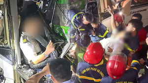 Cứu hộ 2 tỉnh phối hợp giải cứu người mắc kẹt trên xe khách sau tai nạn