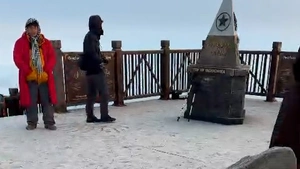 Băng giá phủ trắng đỉnh Fansipan, nhiều du khách thích thú check-in